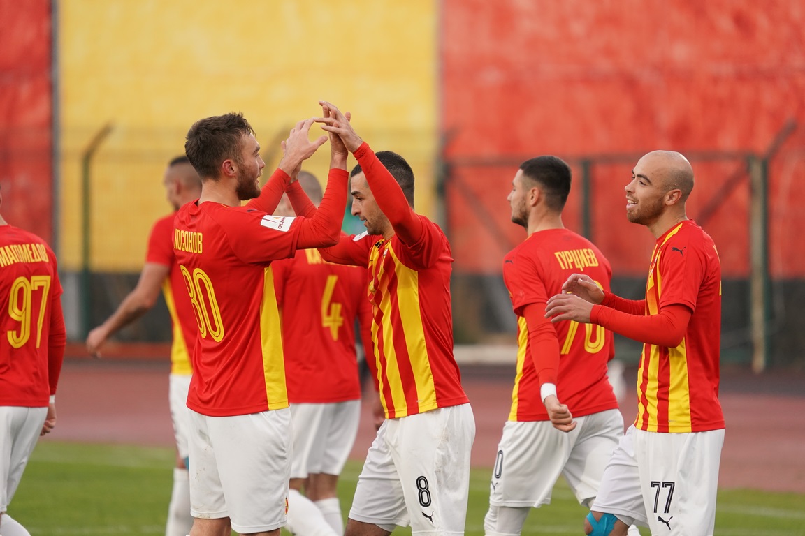 Фк алания на сегодня. Фк алания на сегодня. Фк алания на сегодня. Корян футболист алания. Фк алания 1995.