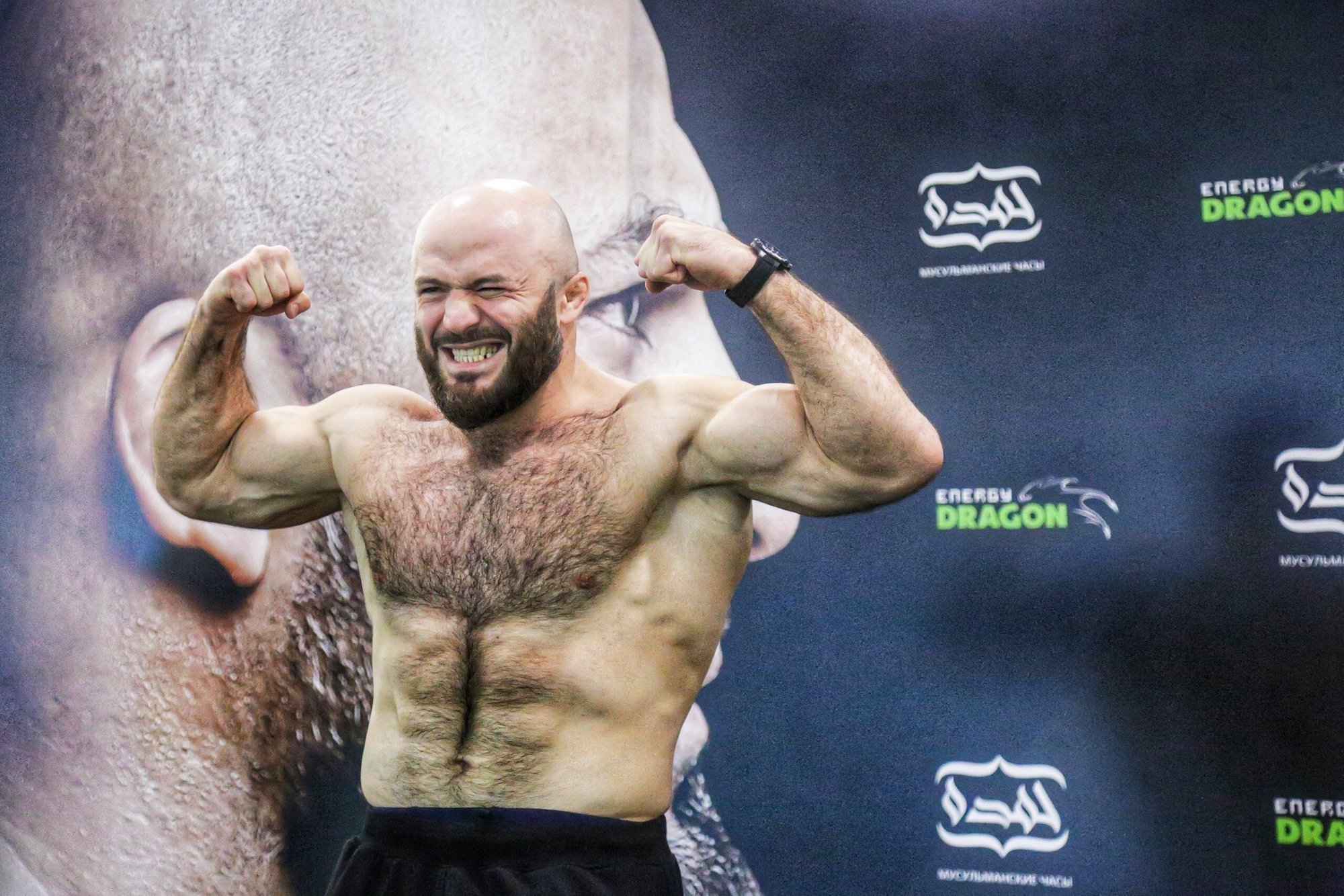 мама с голым Исмаилов заявил, что выступать на голых кулаках ему не разрешает мама