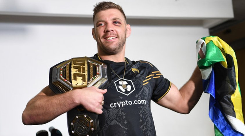 Дю Плесси победил Стриклэнда и защитил титул чемпиона UFC