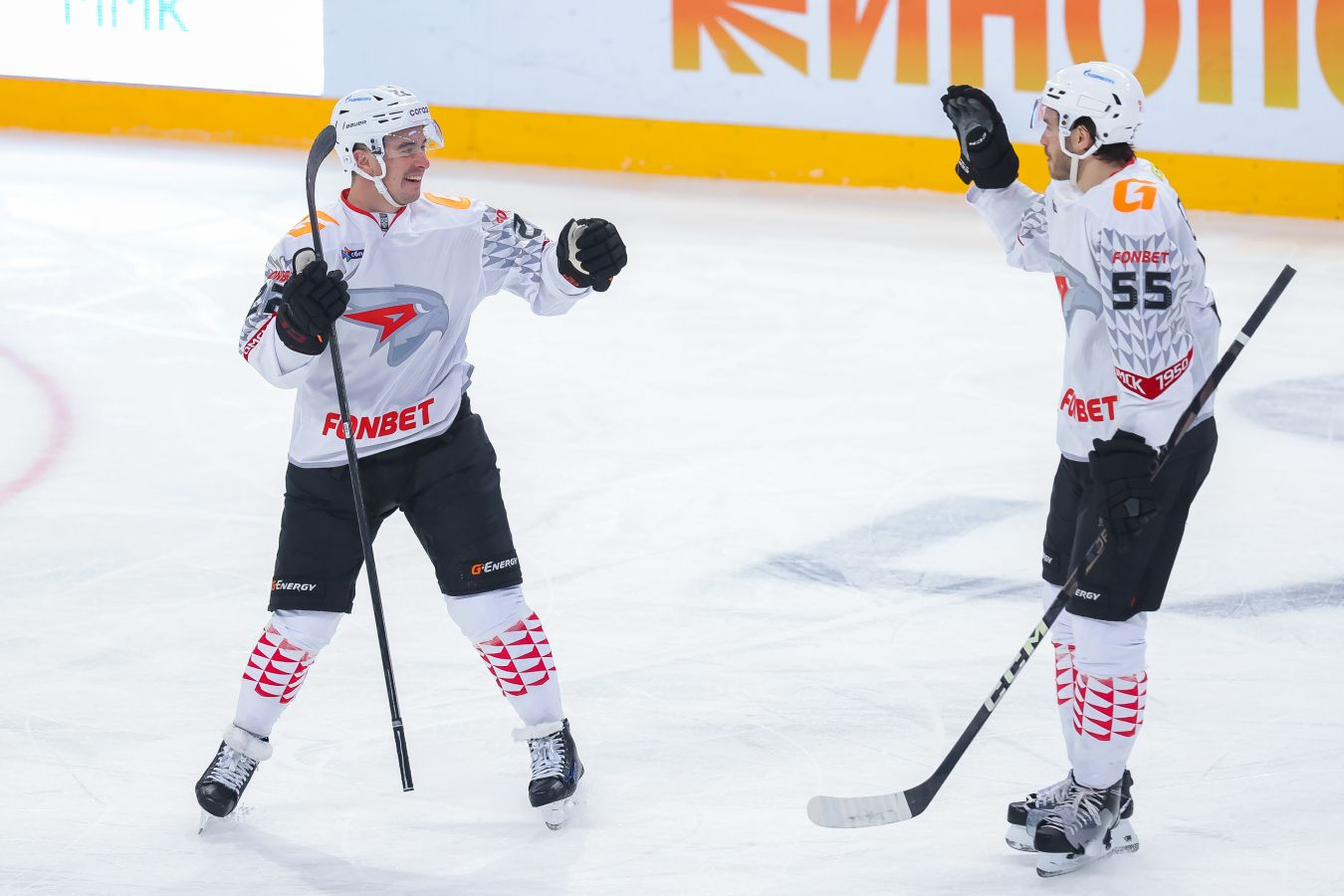 Үйдегі жалаңаш әйел суреттері Әдемі қыздар сау әтештермен трахается