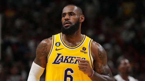 Леброн Джеймс в 40 лет показывает статистику лучше, чем MVP сезона-2010/2011 Деррик Роуз