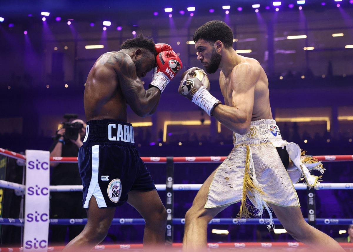 Карлос Адамес сохранил пояс чемпиона мира по версии WBC