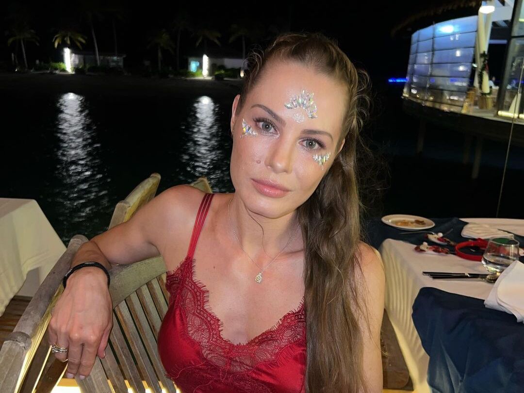 Yetuk qizlarning yalangoch mushuklari