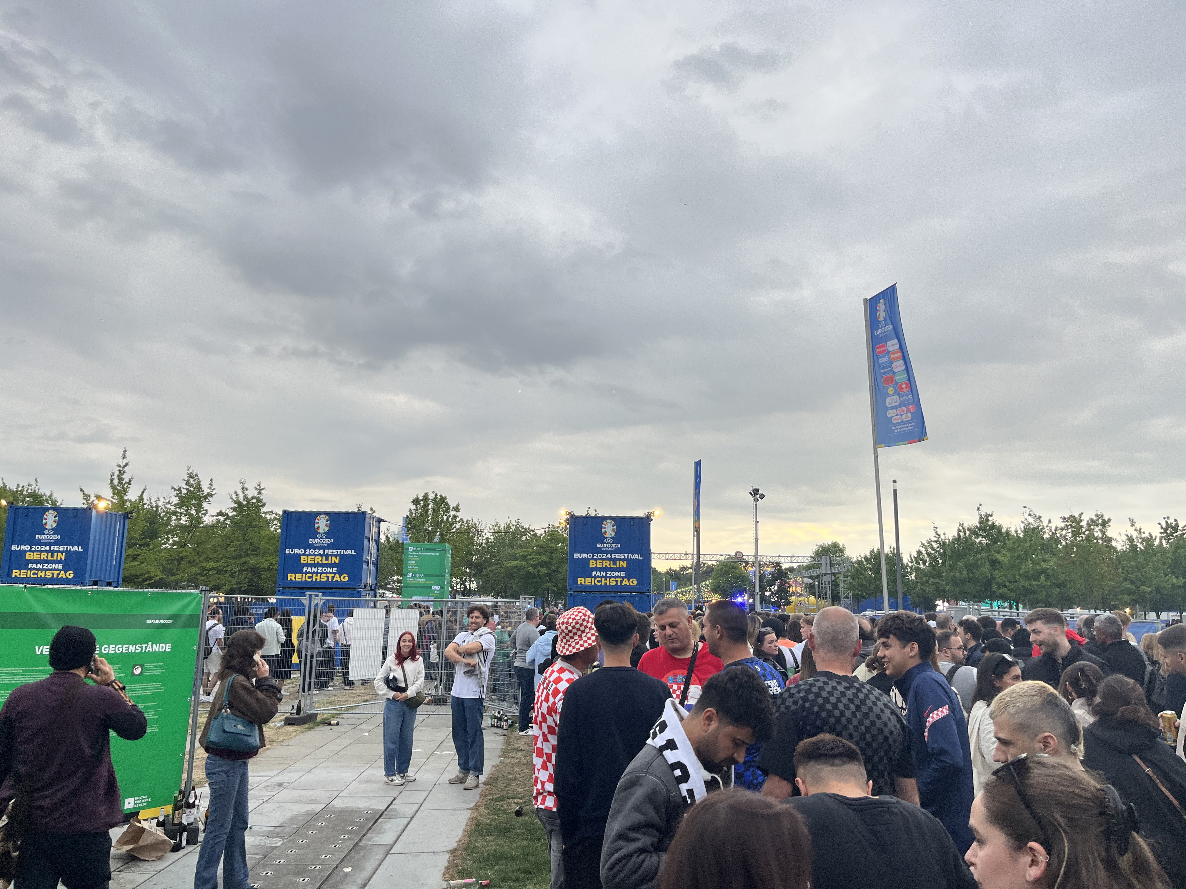 Очередь на вход в фан-зону в Берлине