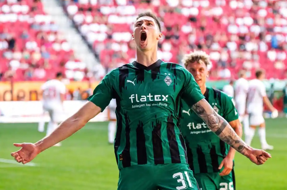 Черный байер. Аугсбург боруссия мёнхенгладбах. Боруссия байер. Боруссия - байер футбол фото. Байер леверкузен логотип.