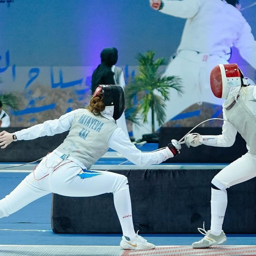 Казахстанские фехтовальщики дважды вошли в топ-10 на старте чемпионата Азии