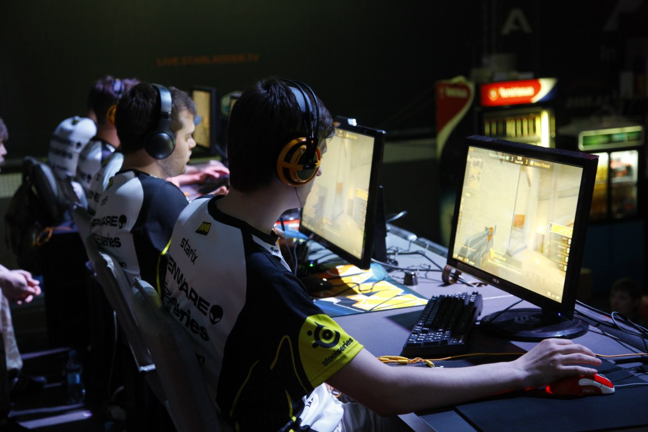 Турниры компьютерного клуба. Кибертурнир CS go. КИБЕРСПОРТСМЕН КС го. Киберспорт контр страйк. Лан турнир КС го.