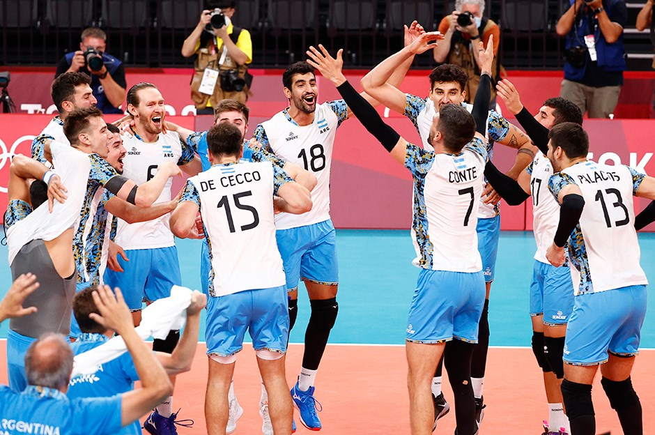 Команда греции на олимпийских играх. Команда аргентины по волейболу ойкава. Аргентина на олимпийских играх. Аргентина на олимпийских играх. Поднятие флага на олимпиаде.