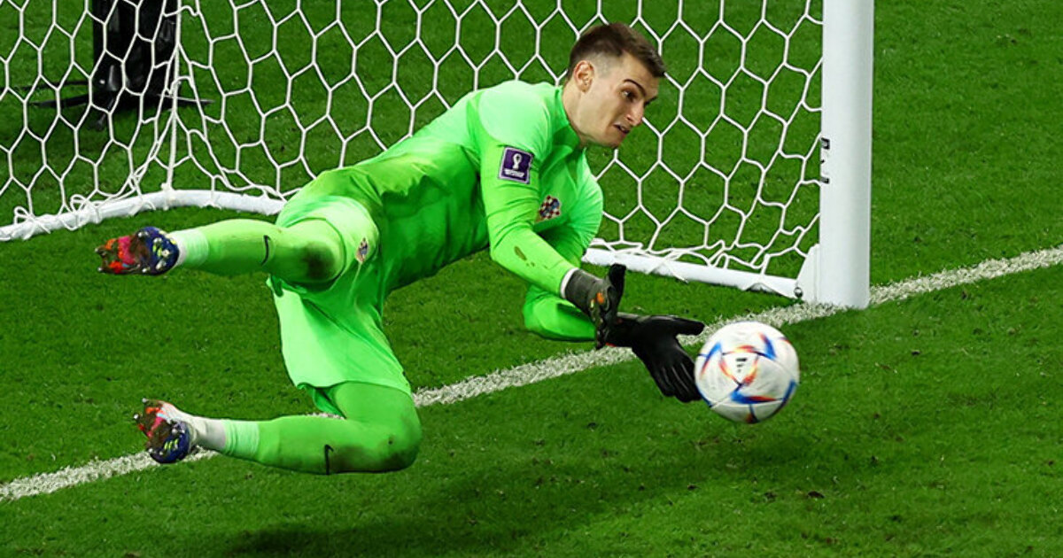 вратарь сборной Хорватии ловит мяч в прыжке