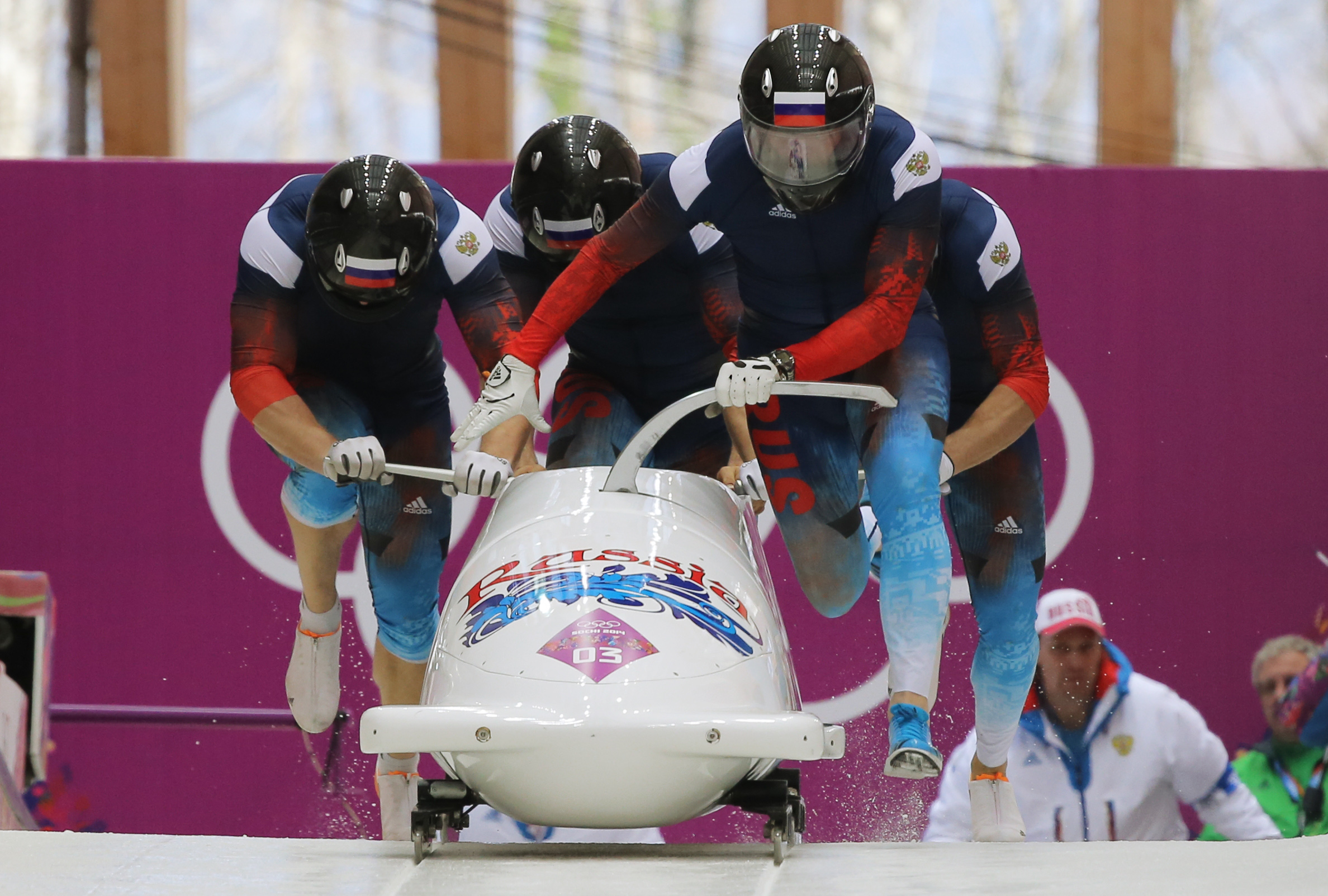Бобслеист это неологизм. Бобслей карикатура. Бобслей вектор. Соревнования по бобслею. Бобслей (бобслей, скелетон) биатлон.