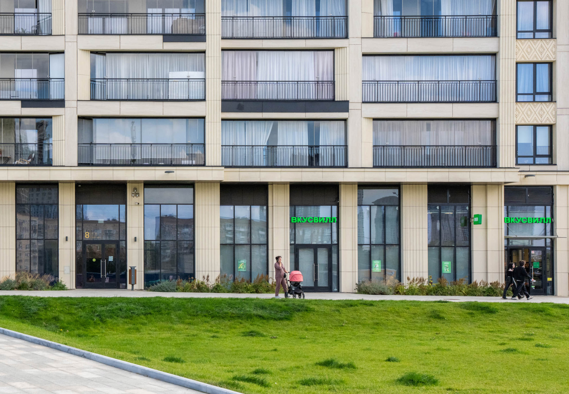 Кафе, рестораны и супермаркеты на территории квартала