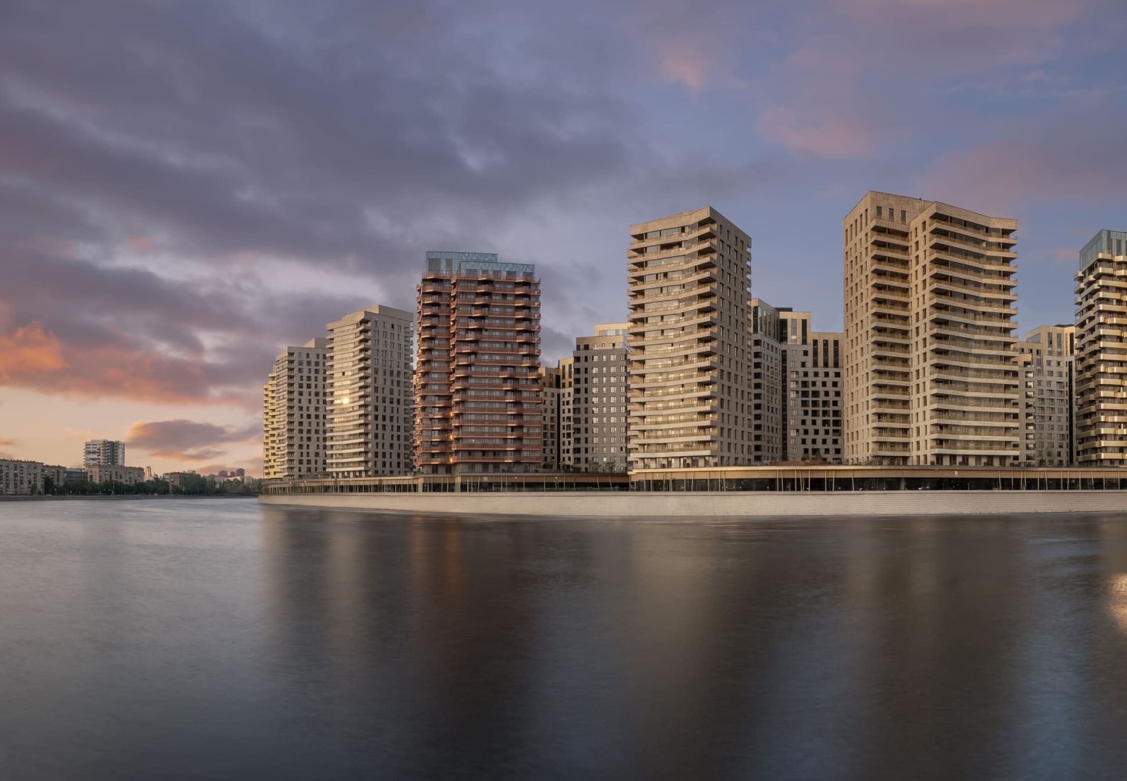 Очередь Line на своей пешеходной набережной