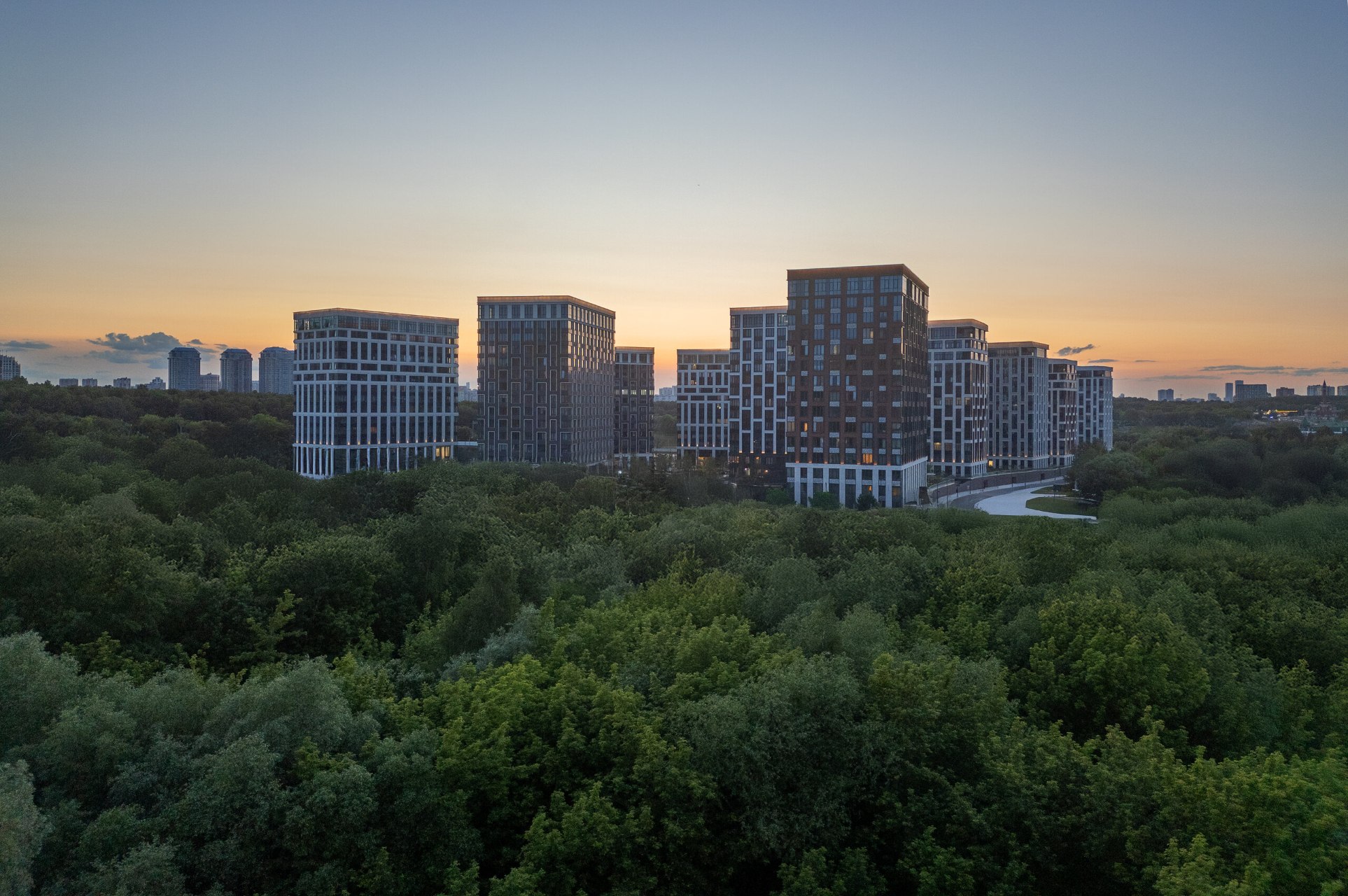 Живописные виды на природный заказник и полувековые деревья