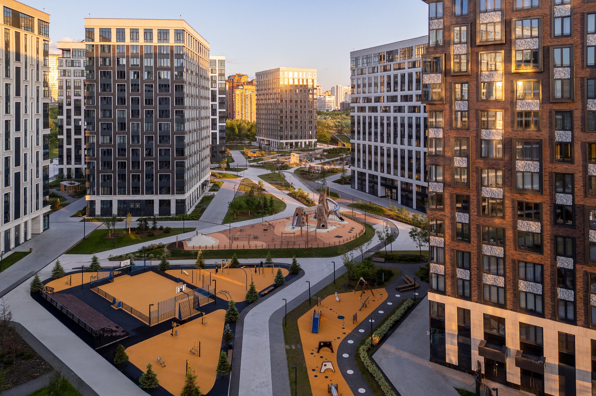 Панорамы собственного ландшафтного парка с прогулочными аллеями