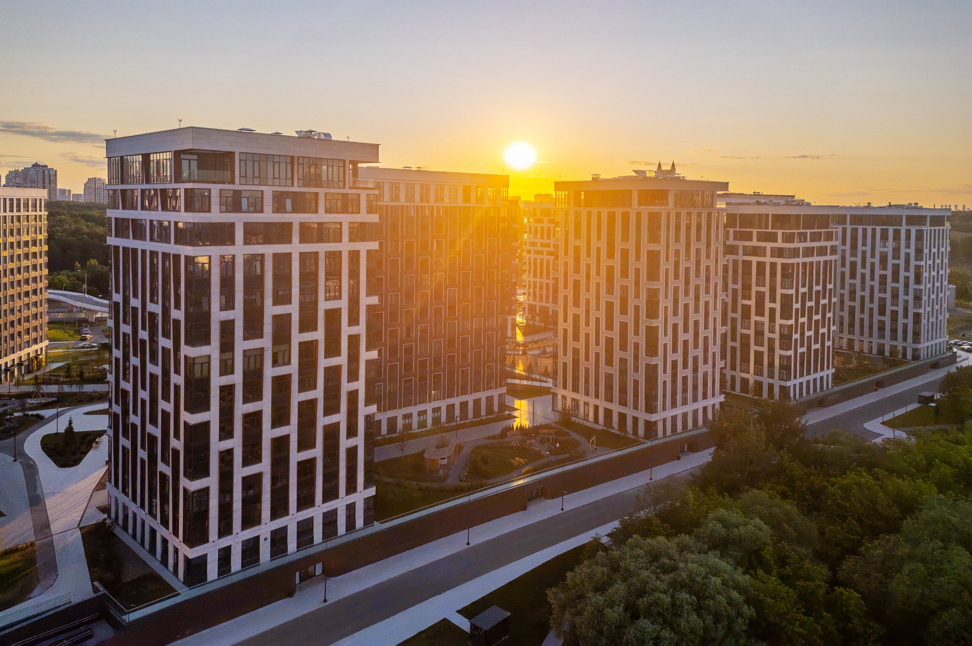 Красочные виды на деревья и прогулочные маршруты