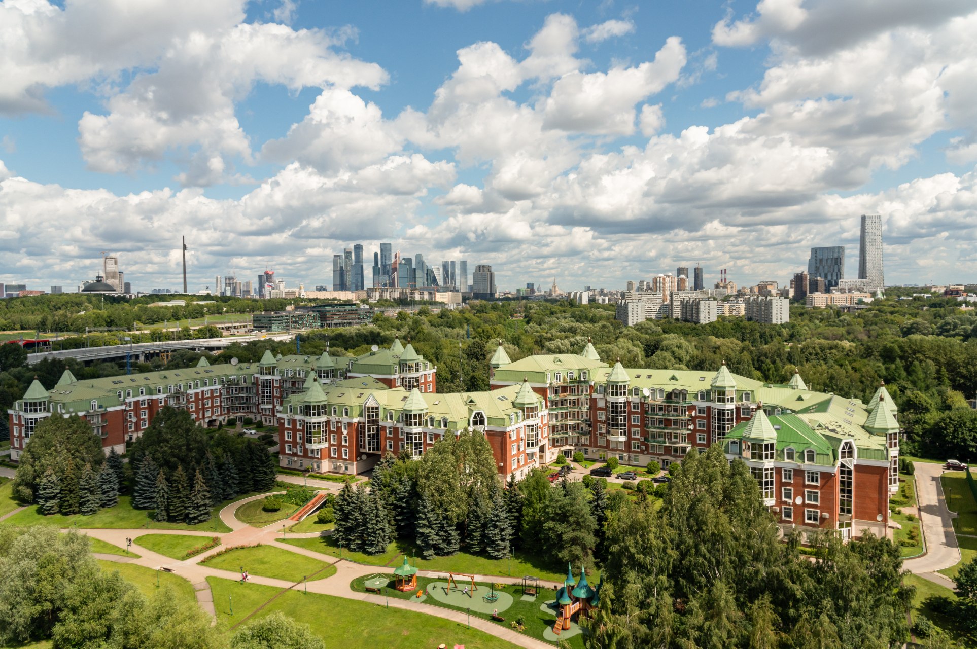 Панорама своего парка с видом на «Москва-Сити»