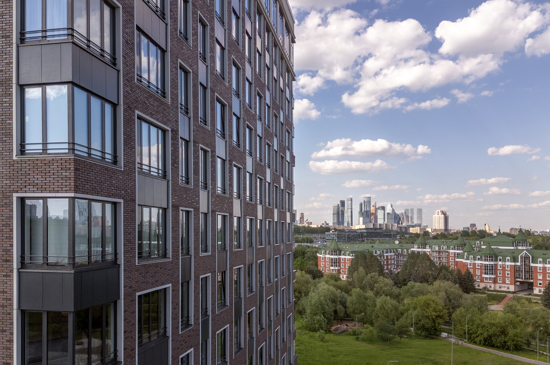 Панорамы парка и набережной на центр столицы