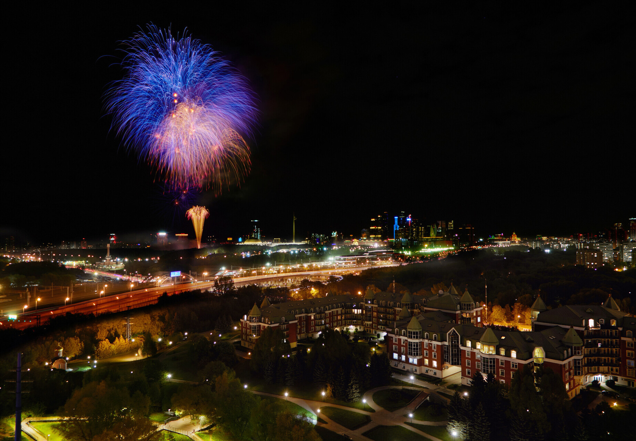 Любуйтесь салютами из своего окна