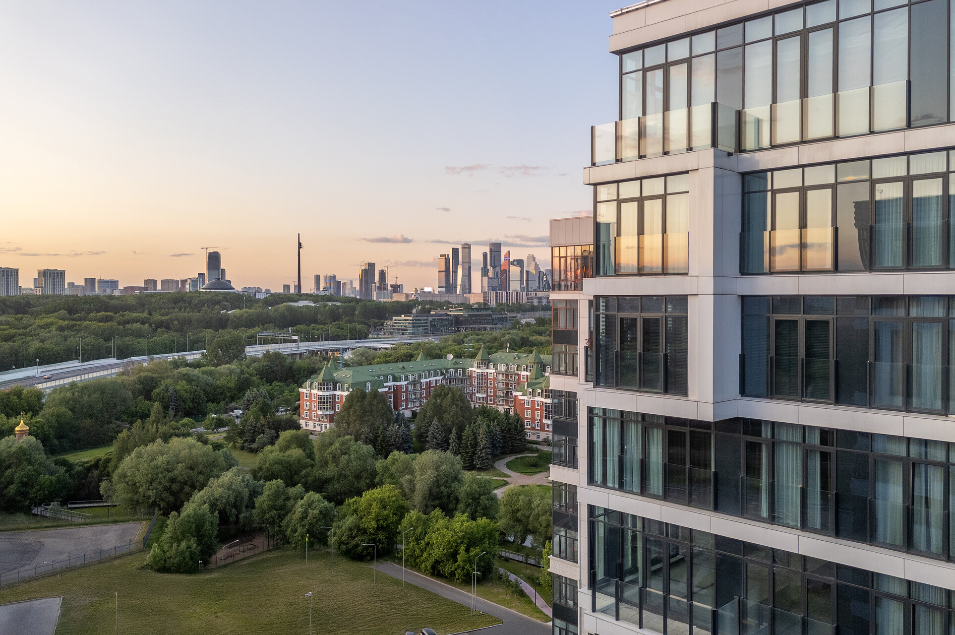 Виды на парк Победы на Поклонной горе и ММДЦ «Москва-Сити»