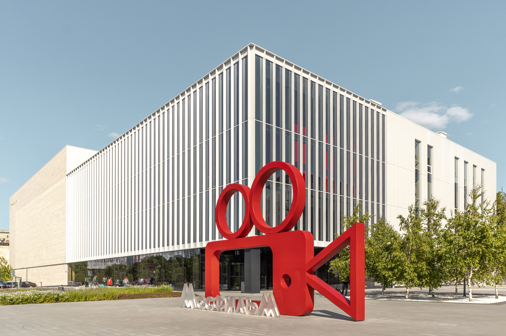 История и современность кино в шаговой доступности от West Garden