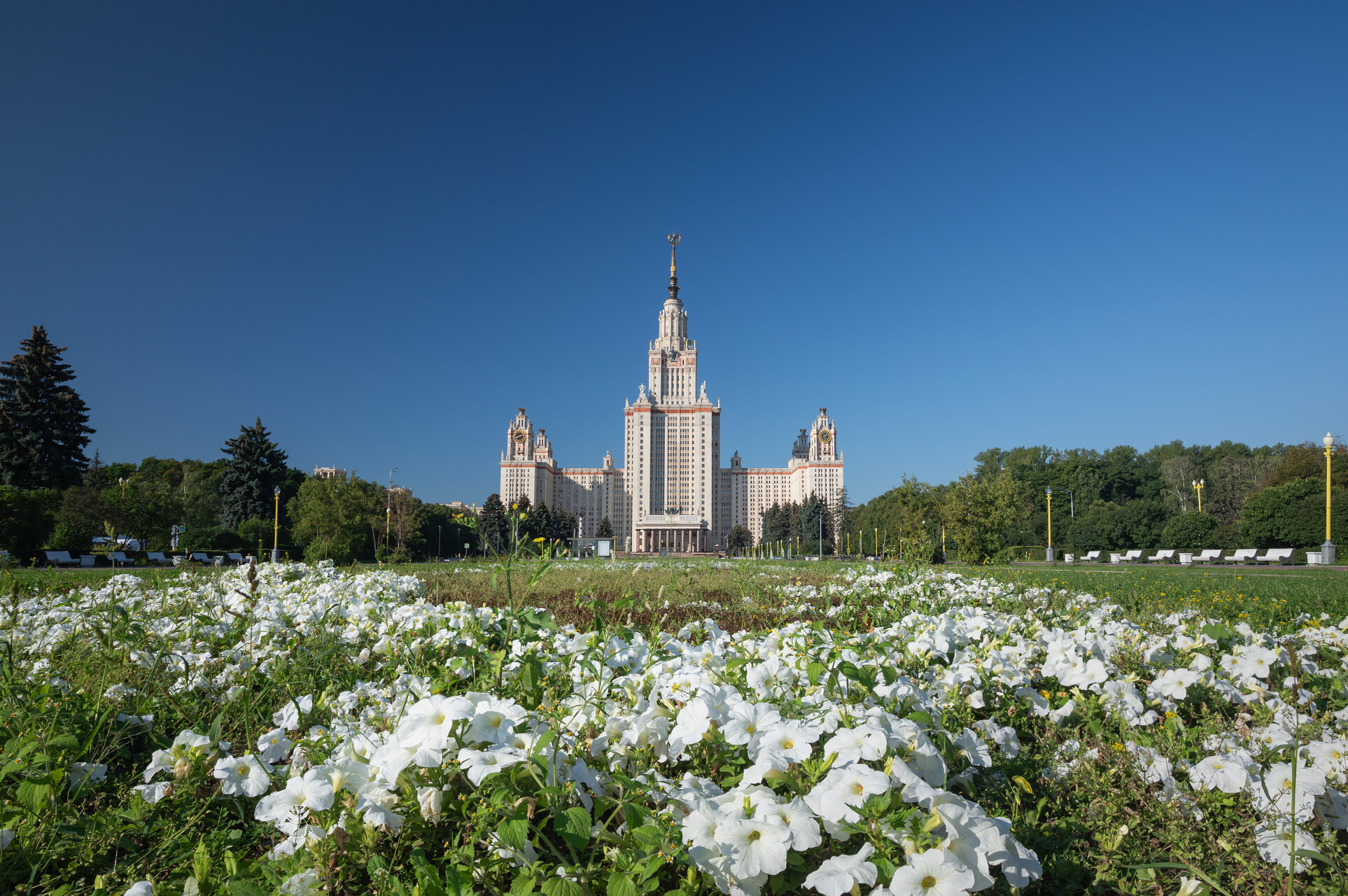 Величественные корпуса среди зелёных склонов и парков Москвы