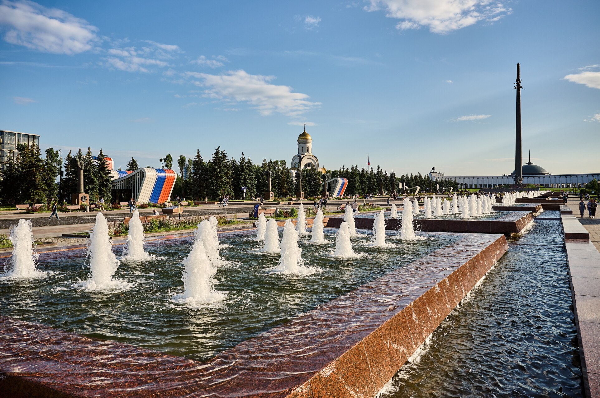 Благоустроенные аллеи и пруды рядом с West Garden