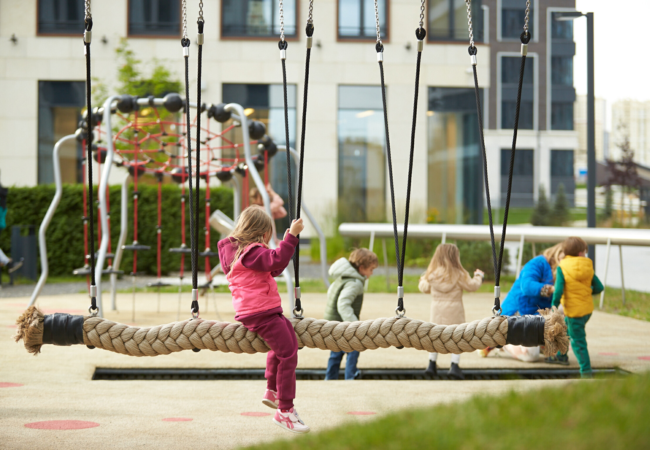 Игры и спорт в безопасной и закрытой территории квартала