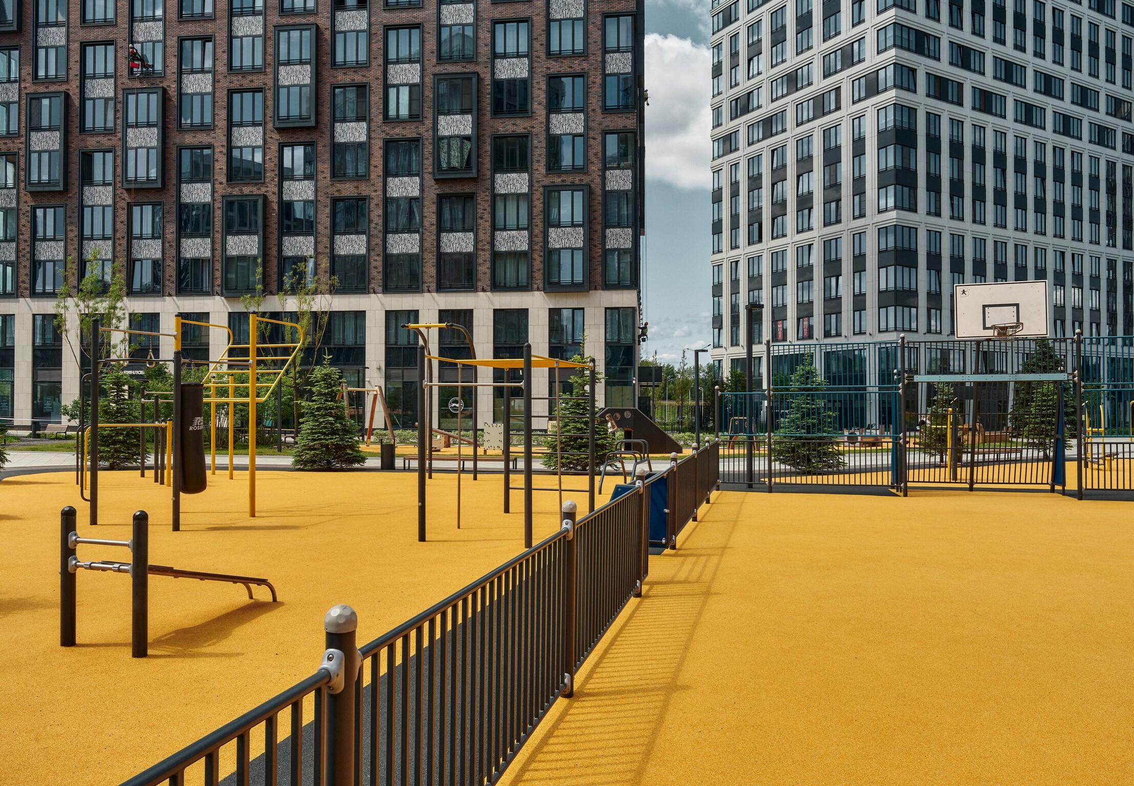 Универсальная площадка для футбола, баскетбола и волейбола