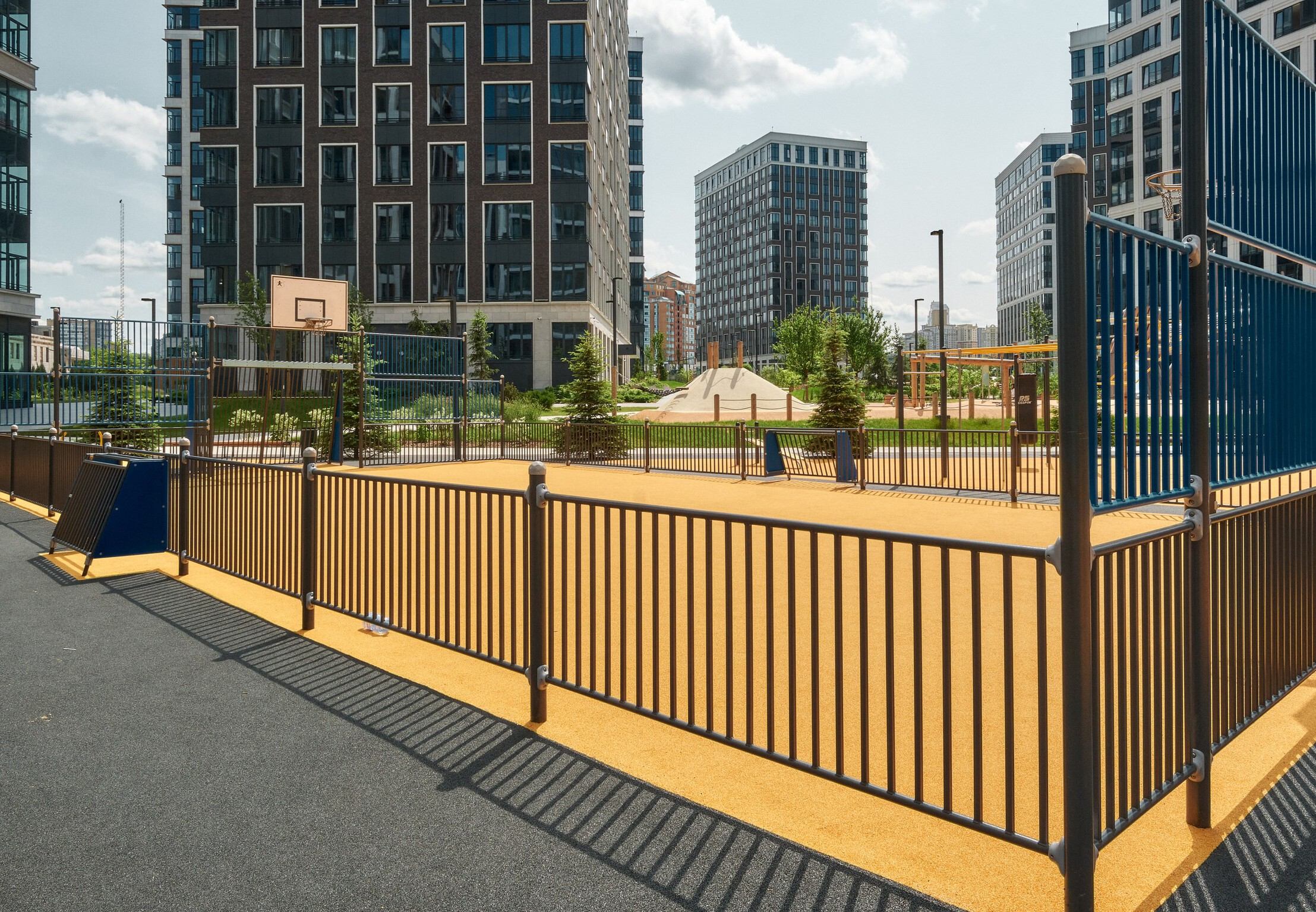 Универсальная площадка для футбола, баскетбола и волейбола