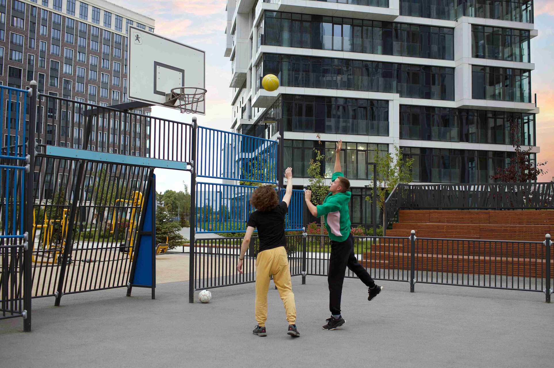 Площадка для спорта и развлечений прямо на территории квартала