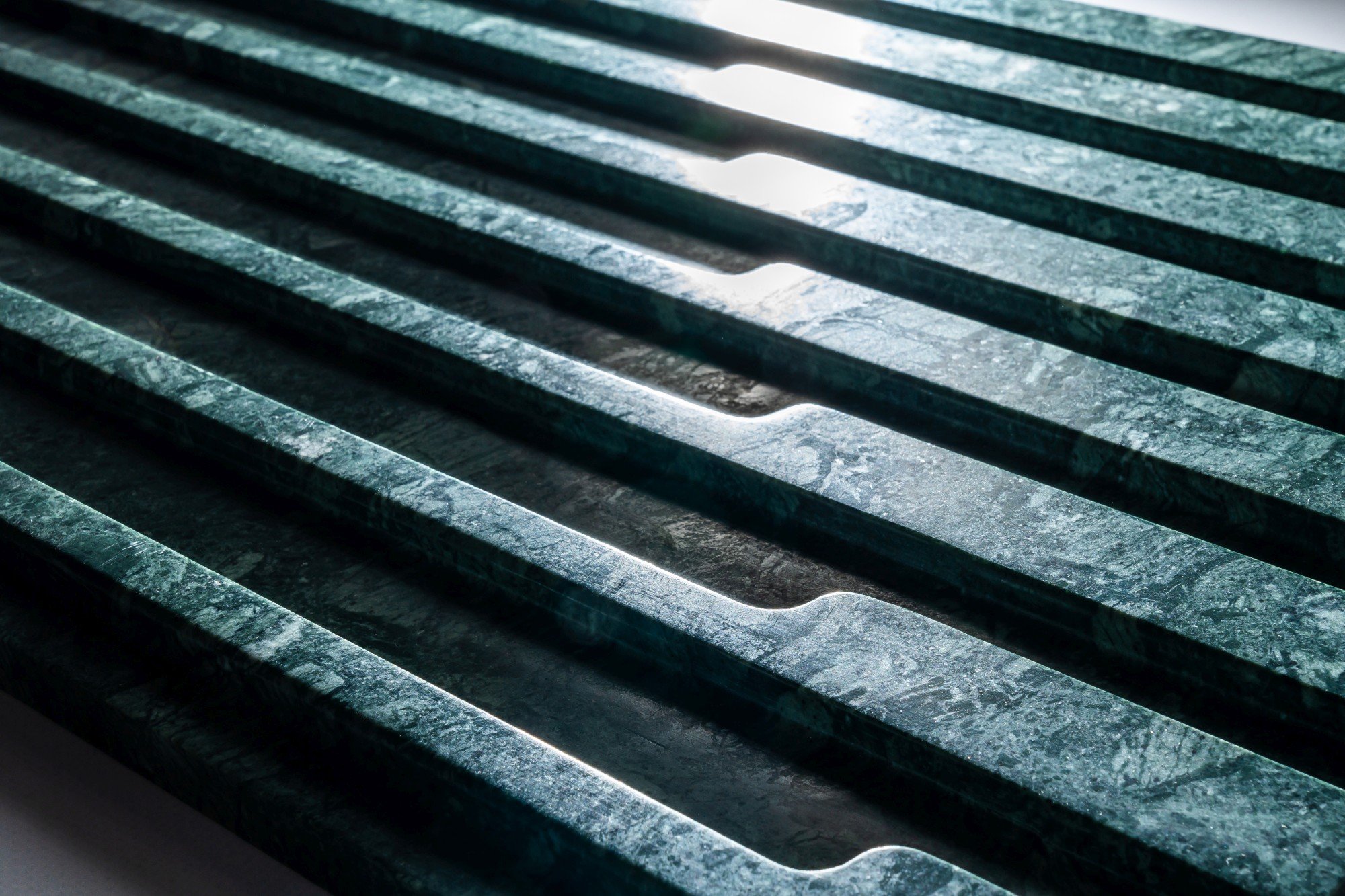 Индийский мрамор с декоративным рустом