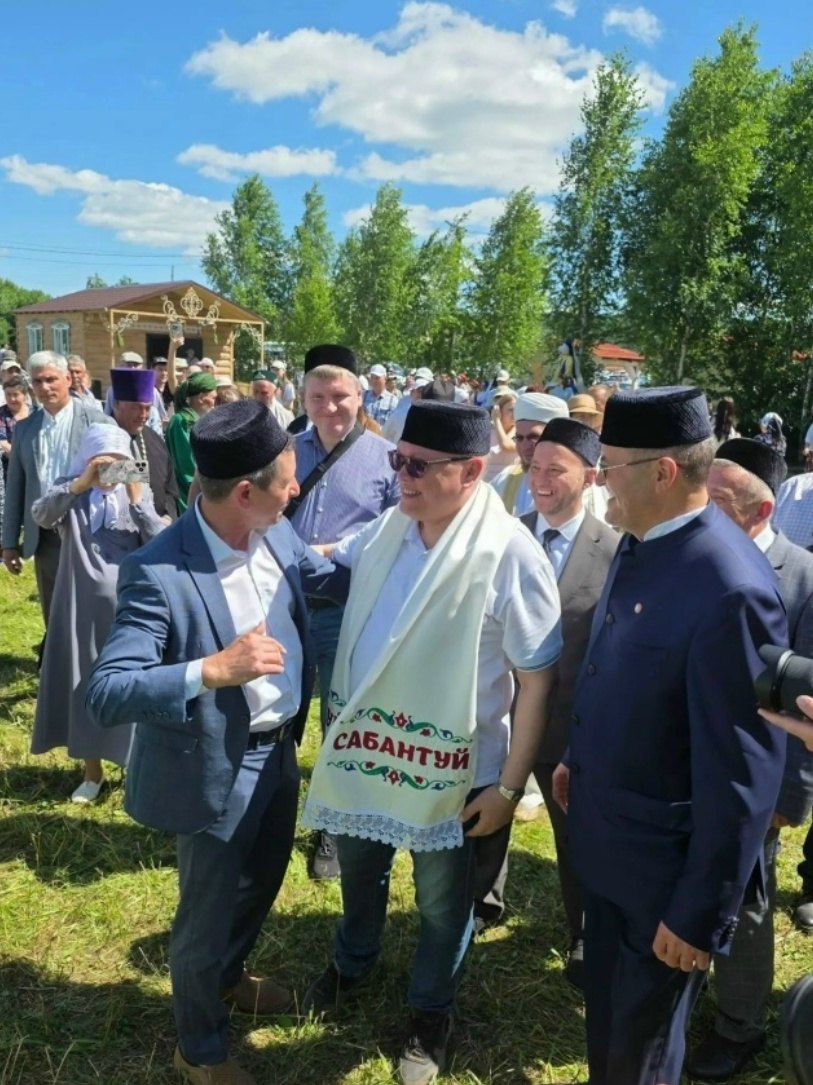 Почётные гости и делегации с полотенцами «Сабантуй». Фото: МБУК Малмыжский районный Центр культуры и досуга, ВКонтакте