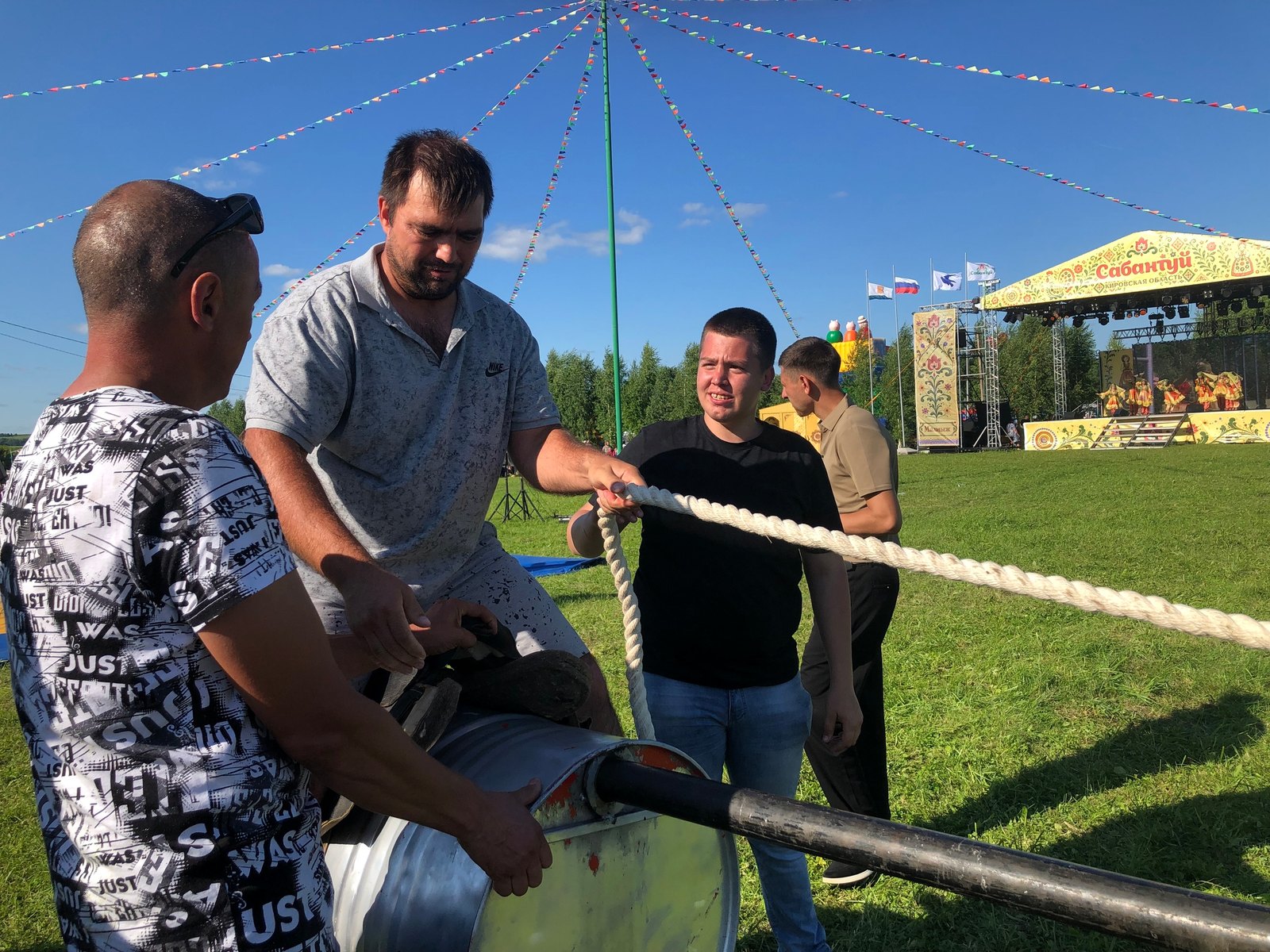 Перетягивание каната — командная забава Сабантуя. Фото: Центральная библиотека г. Малмыжа, ВКонтакте