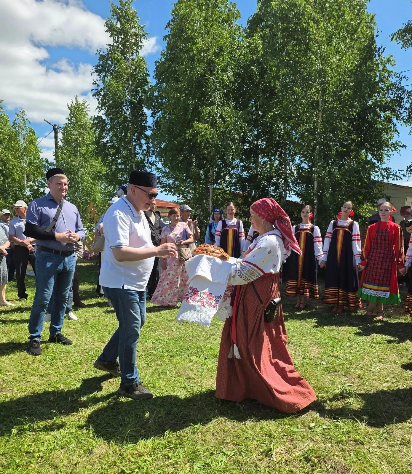Гостей праздника встречают хлебом-солью. Фото: Подслушано Малмыж, ВКонтакте