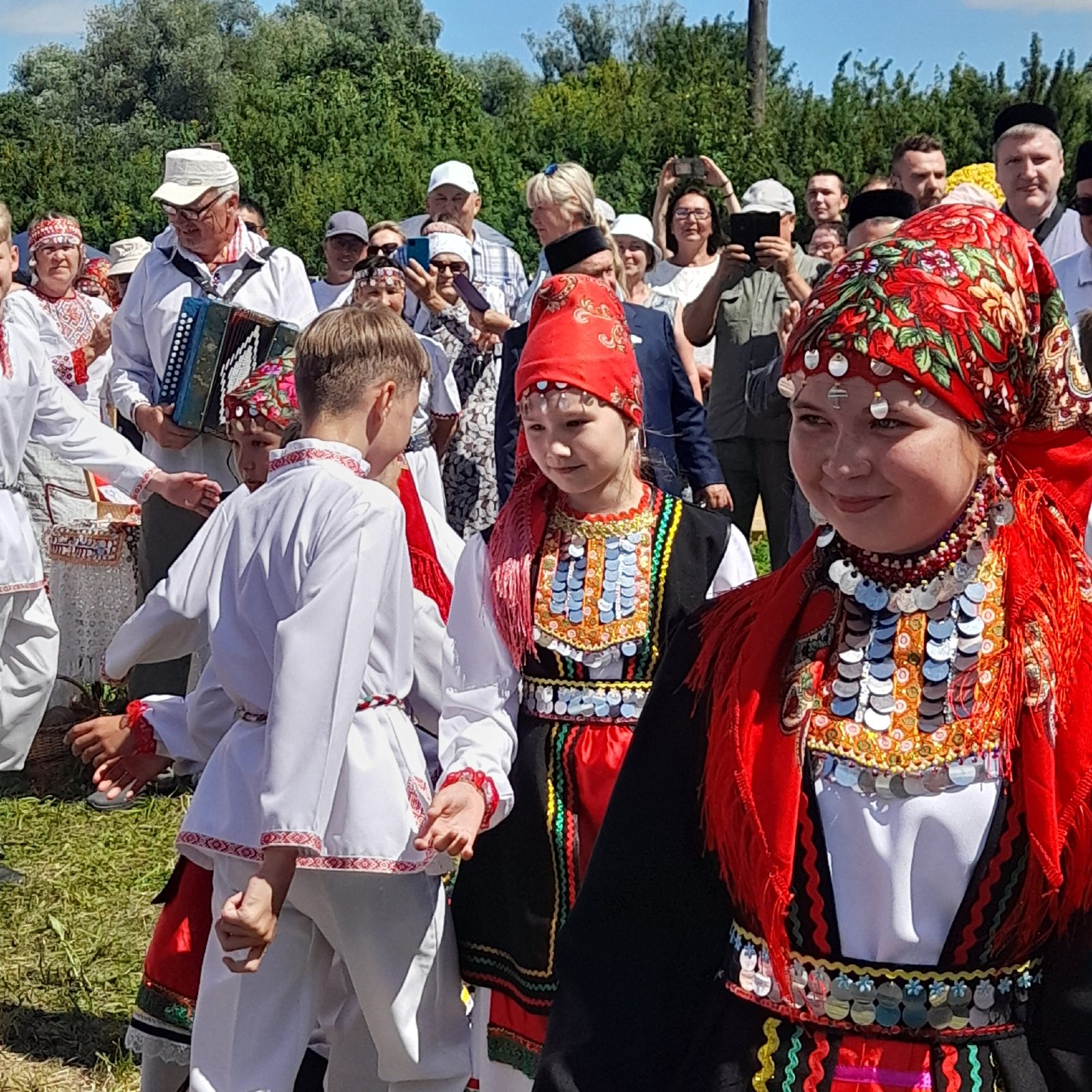 Участники праздника в национальных костюмах народов Вятского края. Фото: Елена Соколова, ВКонтакте