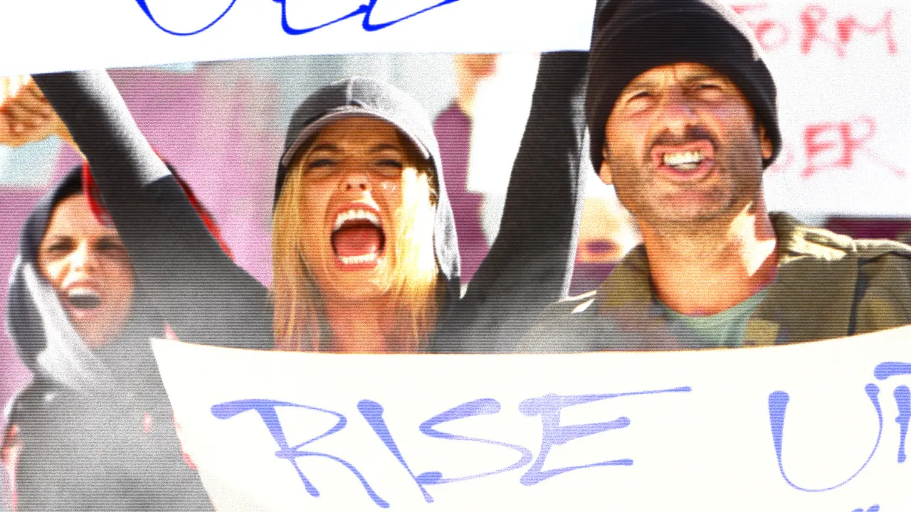 Кричащие люди с поднятыми руками держат самодельный плакат «RISE UP»; зернистый выцветший кадр