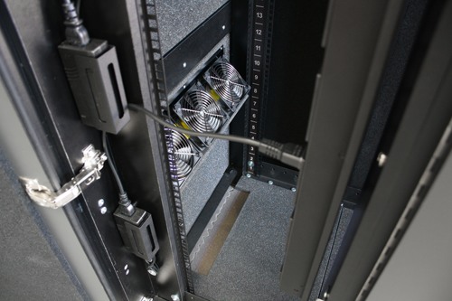 Шкаф APC защищенный звукоизолированный NetShelter CX 38U («компактный серверный зал»), международная версия AR4038IA AR4038IA #2