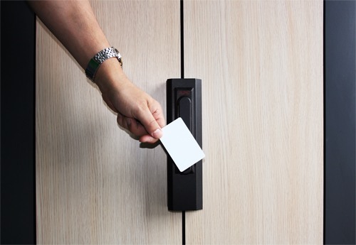 Комплект переходников APC повышенной безопасности для ручек NetShelter CX AR4602 AR4602