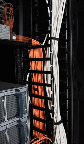 Кабельный органайзер APC вертикальный для NetShelter SX, ширина 750mm, 48U (2 шт.) AR7588 AR7588