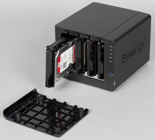 Накопитель Synology QC1,5GhzCPU/4Gb(upto8)/RAID0,1,10,5,6/up to 4hot plug HDDs SATA(3,5' or 2,5')(up to 9 with DX517)/2xUSB3.0/2GigEth/iSCSI/2xIPcam(up to 40)/1xPS/3YW(repl DS916+) DS918+