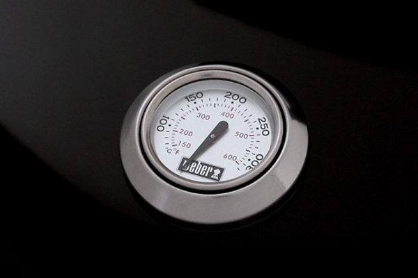 Термометр на крышке гриля. фото