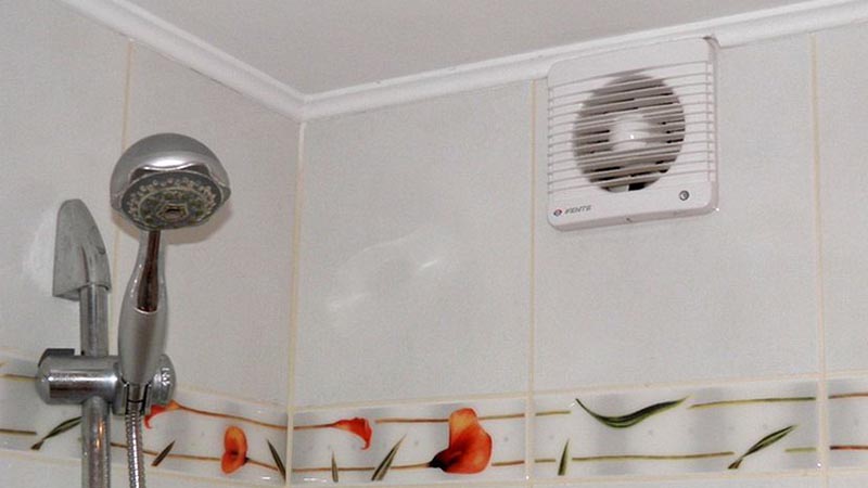 Пример монтажа бытовой вентиляции в ванной. Фото
