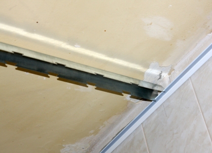 Подвесной потолок в ванной комнате: монтаж конструкции