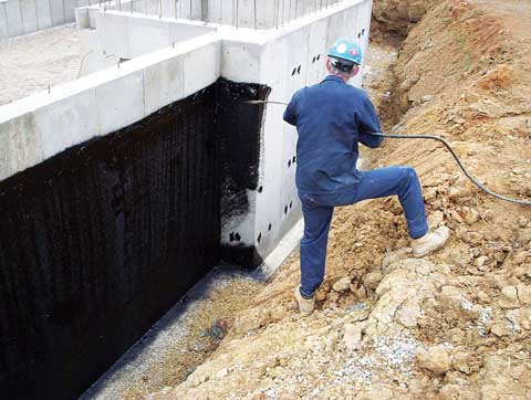 Нанесение обмазочной гидроизоляции на фундамент.Фото