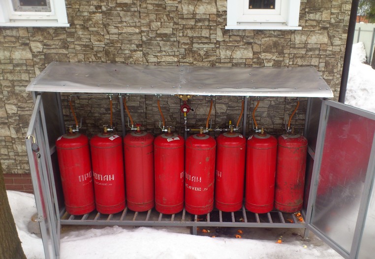 Хранение сжиженного газа в баллонах.Фото.