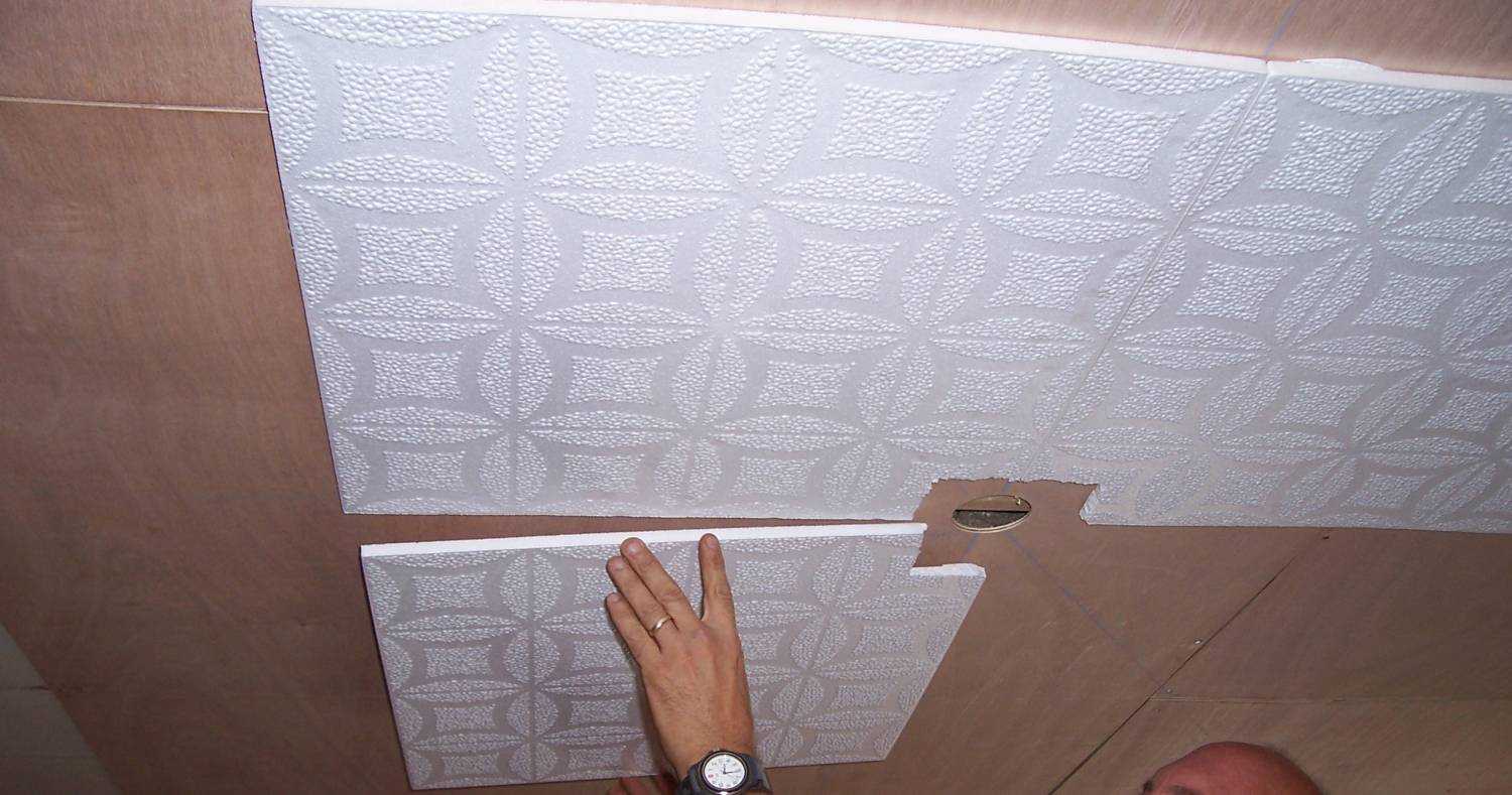 Клеим быстро пенопластовые плитки на потолок