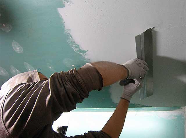 Покраска потолка водоэмульсионной краской: советы мастеров