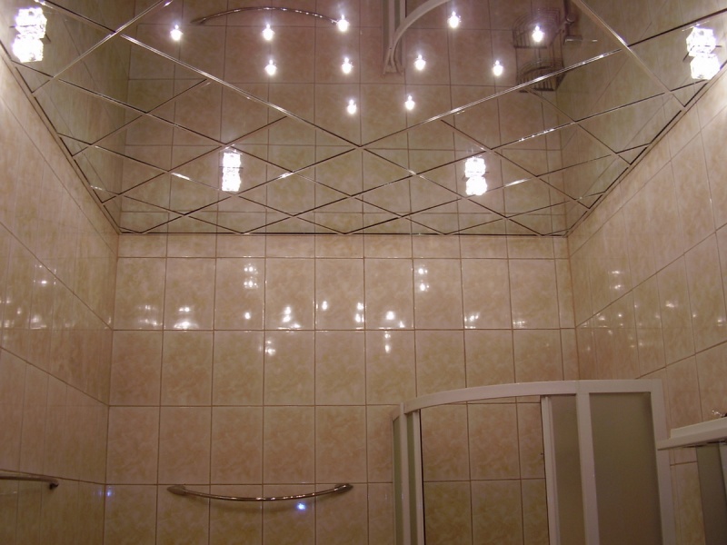 Чем хороши навесные потолки в ванную комнату