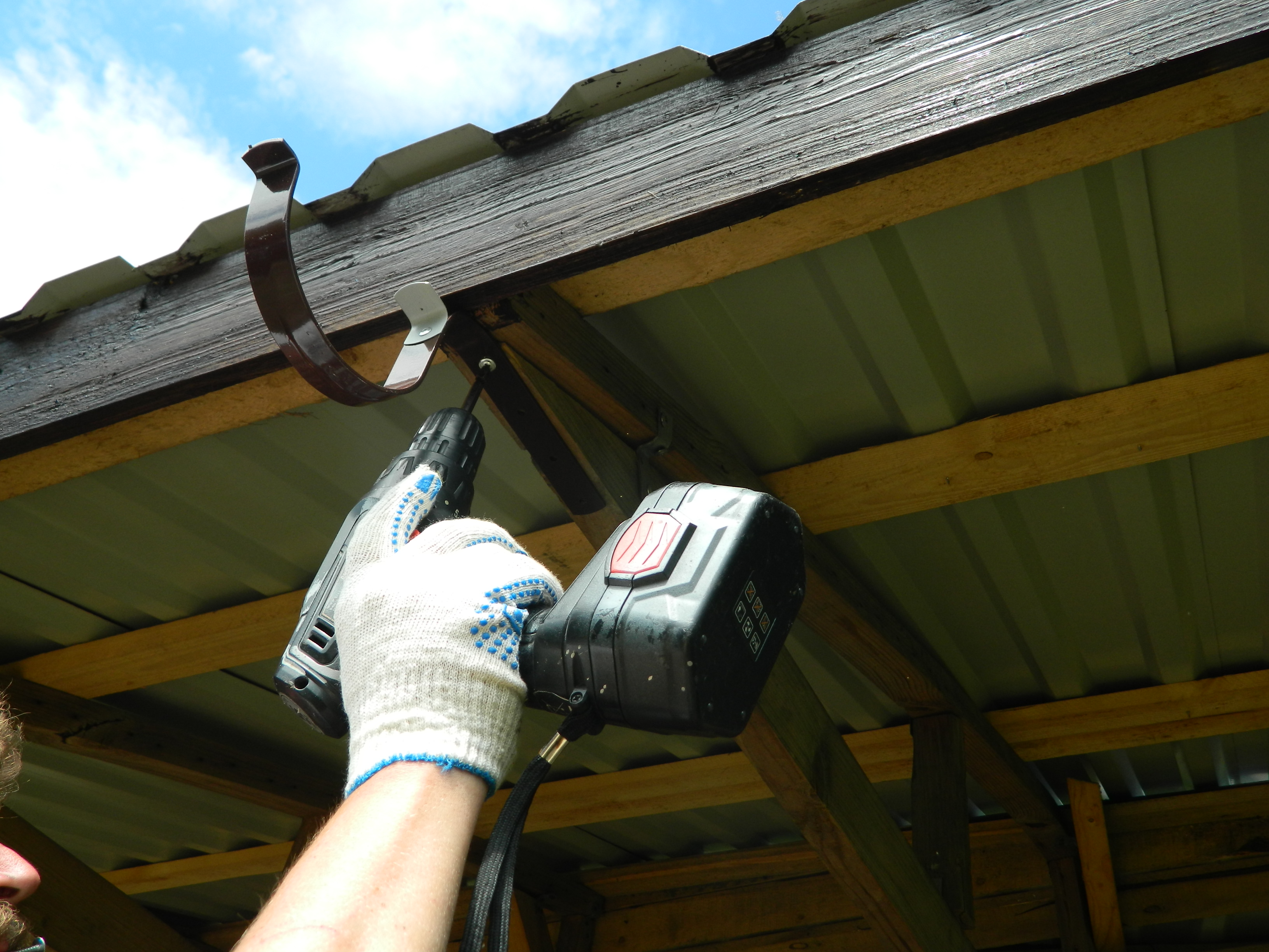 Как сделать слив с крыши в частном доме своими руками — Пошаговая инструкция с фотографиями