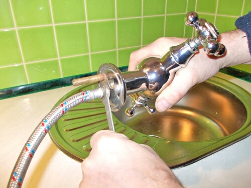Как установить (заменить) смеситель для ванны своими руками?